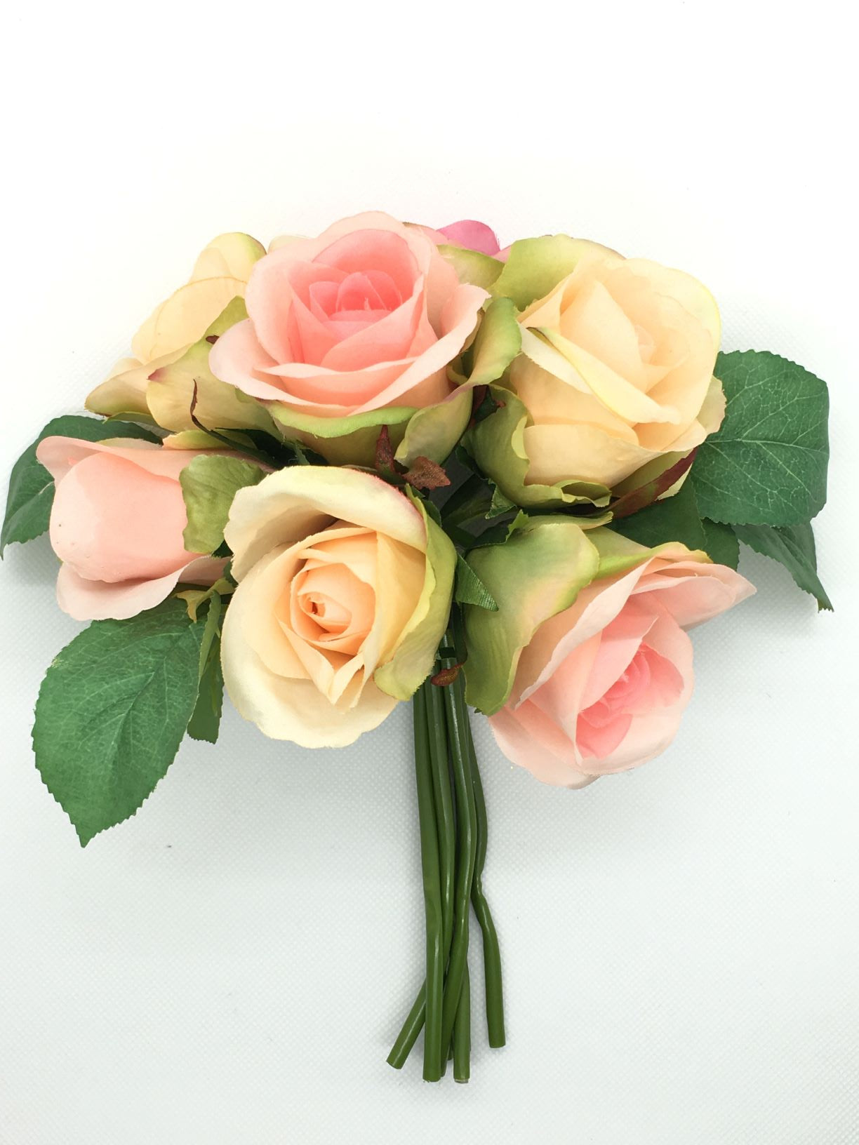 Mazzo di 7 mini rose artificiali di colori assortiti. Dimensioni: cm 23 h. In negozio e online su tuttochic.it