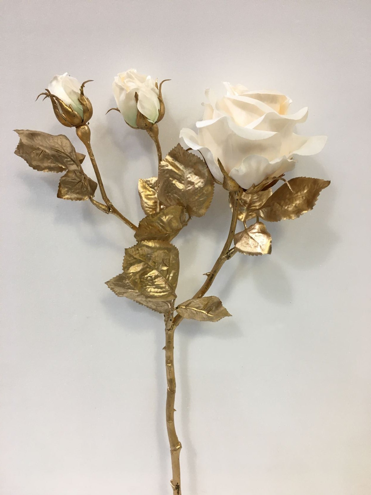 Rosa in tessuto con 2 boccioli di colore oro e avorio cm 48.