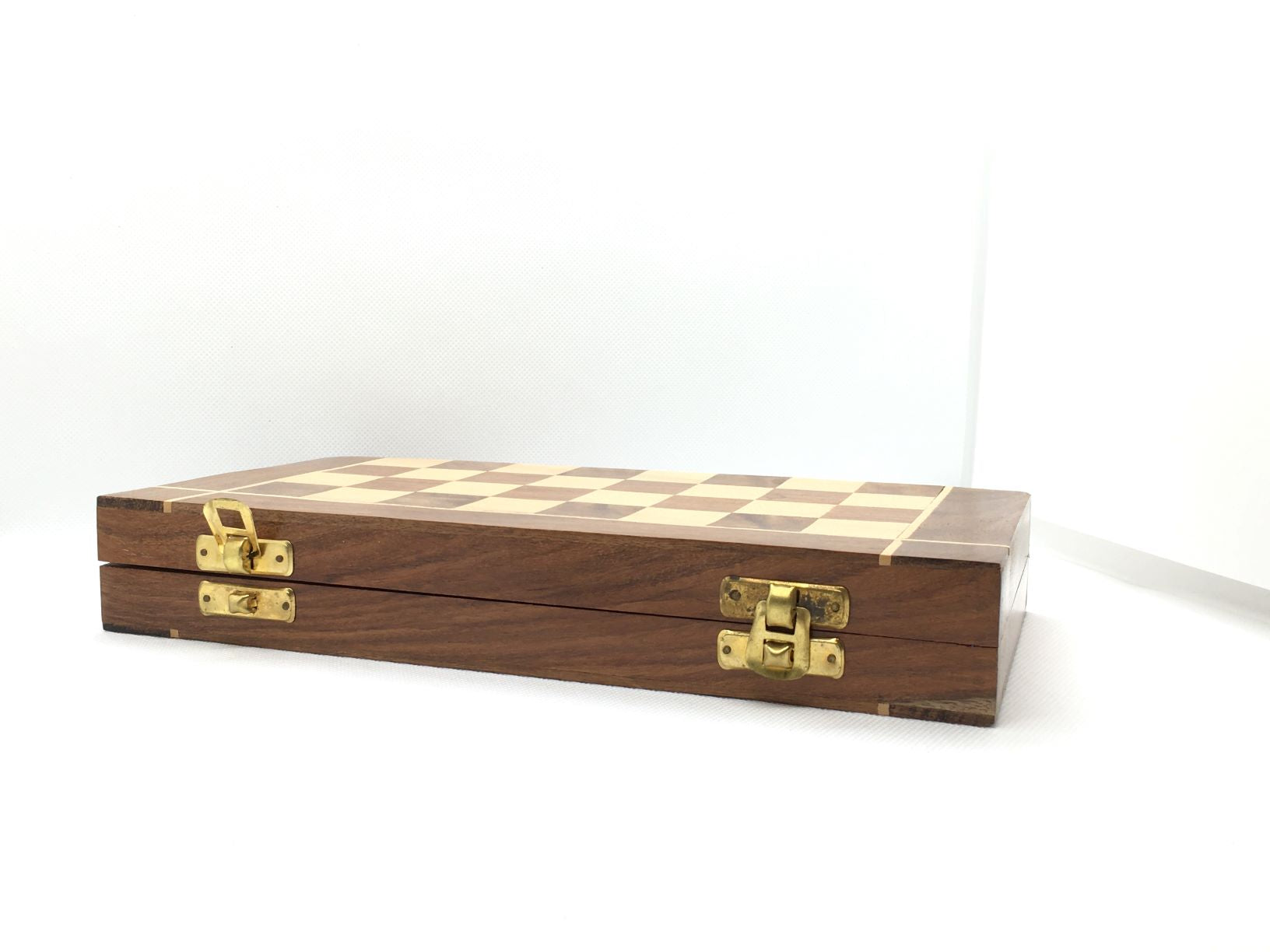 Scacchiera in legno intarsiato chiudibile con pedoni in legno realizzati a mano. Dimensioni: aperta cm 25 x 25 x 2; chiusa cm 25 x 12,5 x 4