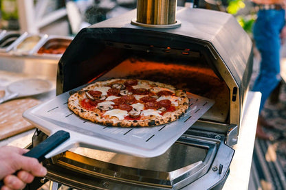 Forno portatile per pizza che può essere alimentato da vero legno o carbone vegetale o gas. Raccomandato per uso domestico dall’Associazione Verace Pizza Napoletana. In grado di cucinare l’autentica pizza all’aperto in soli 60 secondi. In negozio e online su tuttochic.it