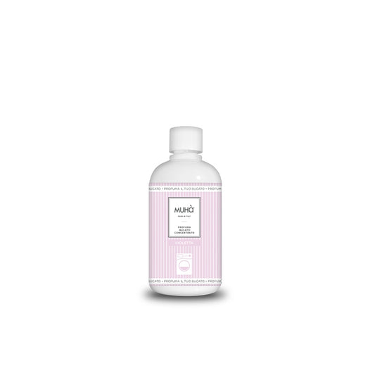 Profuma bucato concentrato da 400 ml che dona ai tuoi capi un profumo duraturo nel tempo. Non contiene parabeni. Fragranza VIOLETTA Note di frutti rossi e bergamotto accompagnate da foglie di viola, rosa e gelsomino con raffinate note di fondo di vaniglia, muschio bianco, sandalo... In negozio e online su tuttochic.it